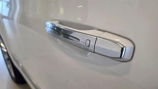 Crystal White Tricoat 2019 Cadillac Escalade Platinum