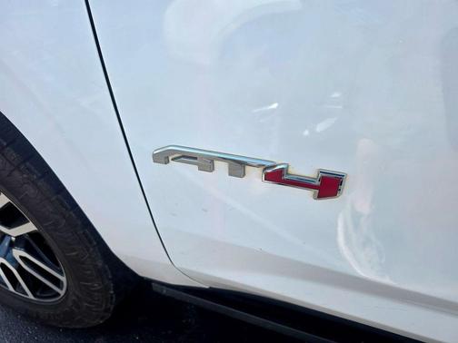 Summit White 2022 GMC Yukon 4WD AT4