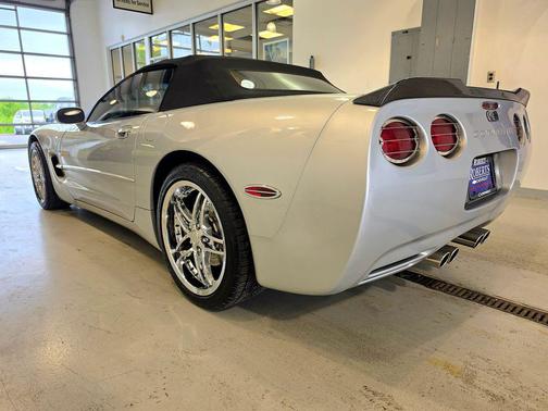 Sebring Silver Metallic 2000 Chevrolet Corvette Base