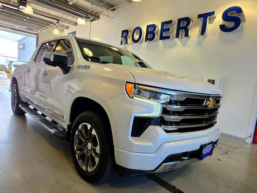 Iridescent Pearl Tricoat 2023 Chevrolet Silverado 1500 High Country
