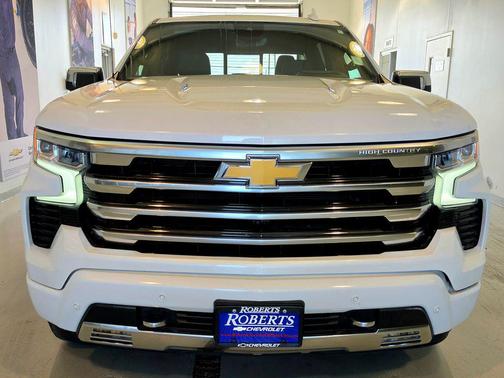Iridescent Pearl Tricoat 2023 Chevrolet Silverado 1500 High Country