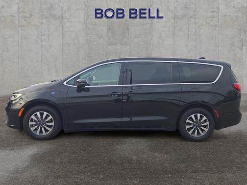 Brilliant Black Crystal Pearlcoat 2023 Chrysler Pacifica Hybrid Touring L