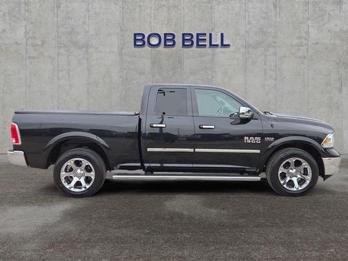 Brilliant Black Crystal Pearlcoat 2018 RAM 1500 Laramie