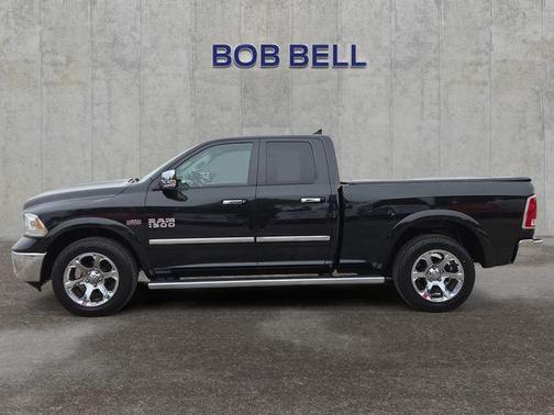 Brilliant Black Crystal Pearlcoat 2018 RAM 1500 Laramie