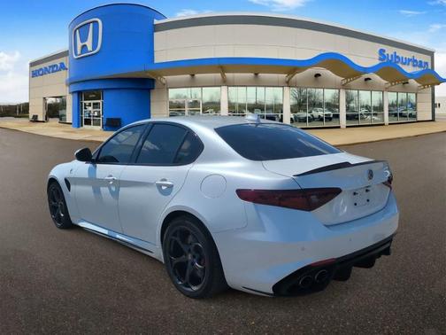 White Tri-Coat 2018 Alfa Romeo Giulia Quadrifoglio