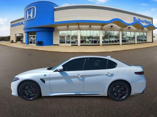 White Tri-Coat 2018 Alfa Romeo Giulia Quadrifoglio