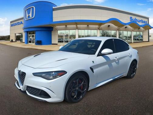 White Tri-Coat 2018 Alfa Romeo Giulia Quadrifoglio