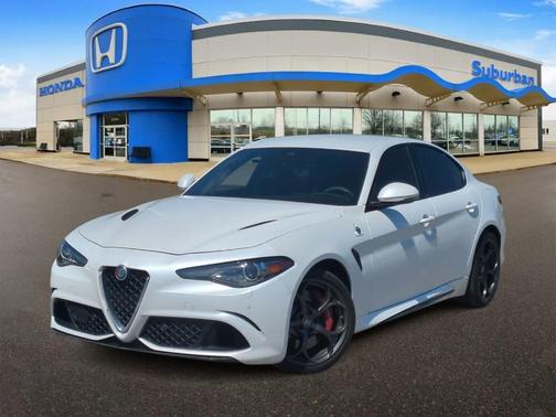 White Tri-Coat 2018 Alfa Romeo Giulia Quadrifoglio