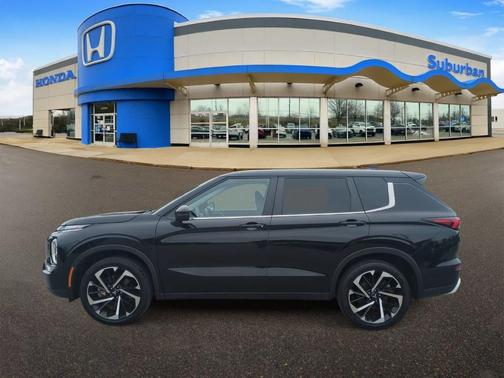 Labrador Black Pearl 2024 Mitsubishi Outlander SE