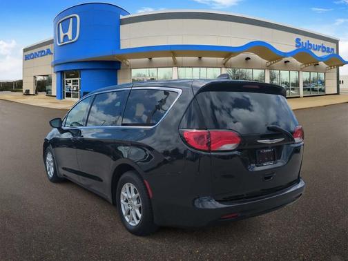 Brilliant Black Crystal Pearlcoat 2022 Chrysler Voyager LX