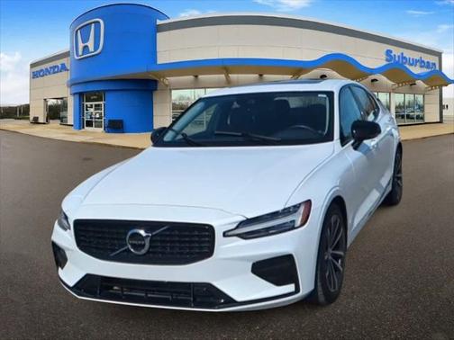 2022 Volvo S60 B5 Momentum