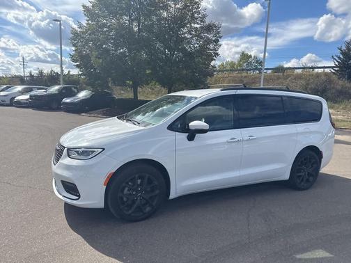 2023 Chrysler Pacifica Touring-L