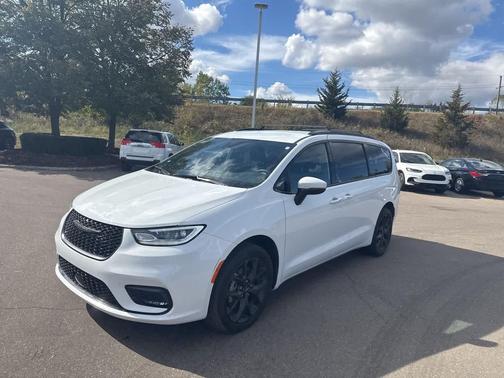 2023 Chrysler Pacifica Touring-L