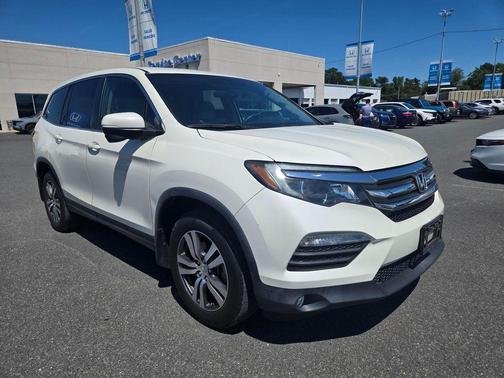 White 2017 Honda Pilot EX