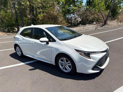 Blizzard Pearl 2019 Toyota Corolla Hatchback SE