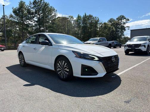Glacier White 2025 Nissan Altima SV