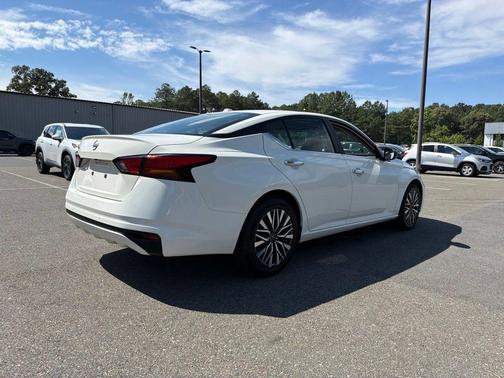 Glacier White 2025 Nissan Altima SV