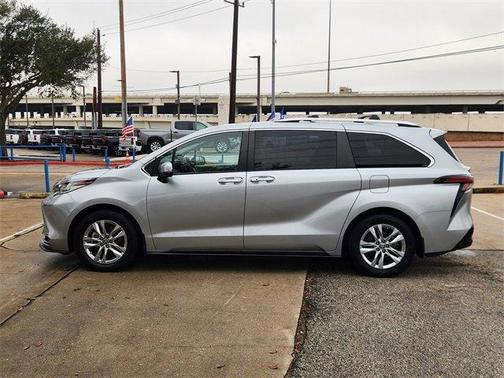 2023 Toyota Sienna Limited