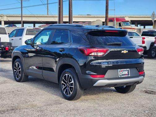 Mosaic Black Metallic 2025 Chevrolet Trailblazer LT