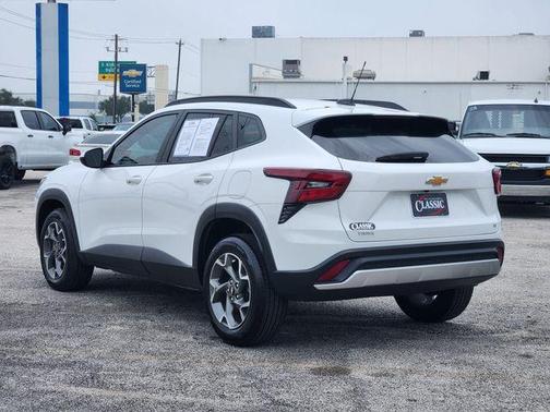 Summit White 2025 Chevrolet Trax LT
