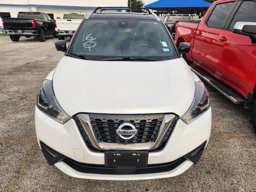 Aspen White / Super Black 2020 Nissan Kicks SR