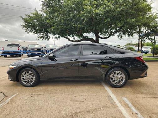 Black 2024 Hyundai ELANTRA SEL