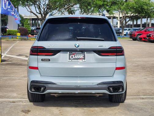 Gray Metallic 2026 BMW X7 xDrive40i