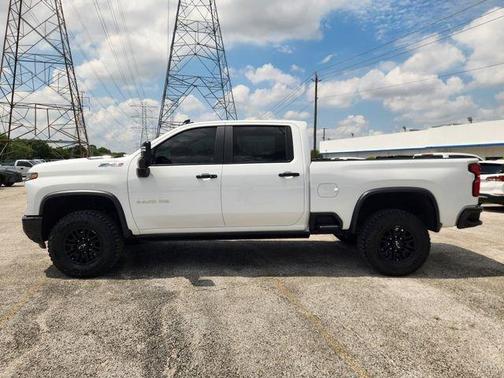 Summit White 2025 Chevrolet Silverado 2500 ZR2