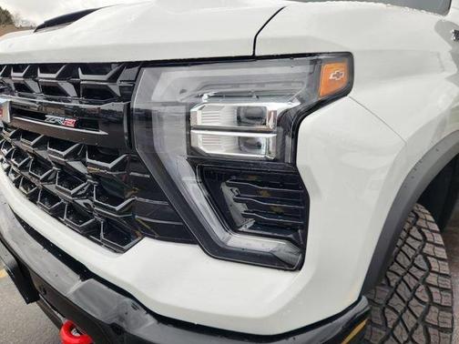Summit White 2025 Chevrolet Silverado 2500 ZR2