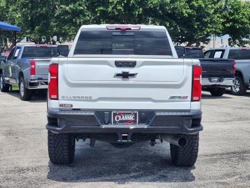 Summit White 2025 Chevrolet Silverado 2500 ZR2