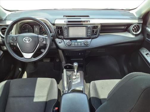 Photo 3 of 25 of 2018 Toyota RAV4 XLE