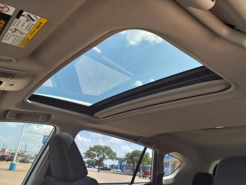 Photo 4 of 25 of 2018 Toyota RAV4 XLE