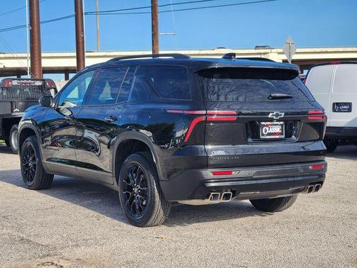 Mosaic Black Metallic 2024 Chevrolet Traverse LT