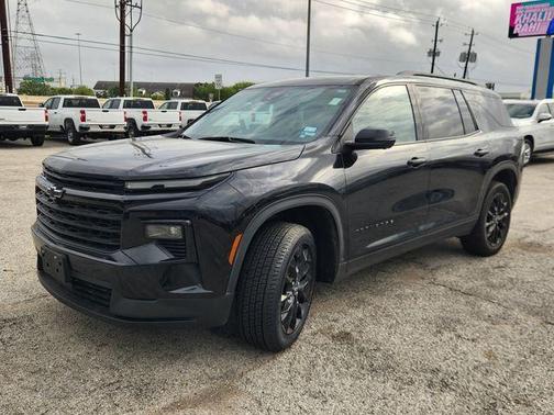 Mosaic Black Metallic 2024 Chevrolet Traverse LT