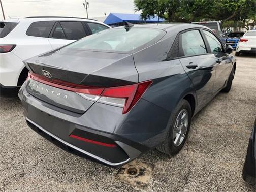 2024 Hyundai ELANTRA SE