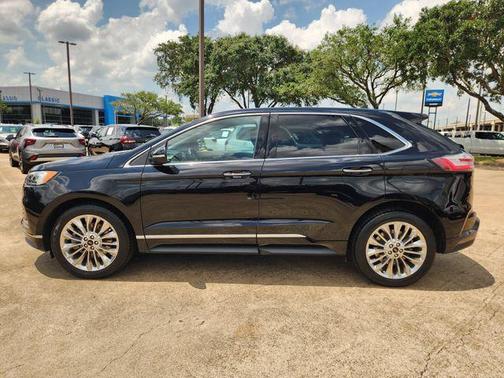 Black Metallic 2022 Ford Edge Titanium