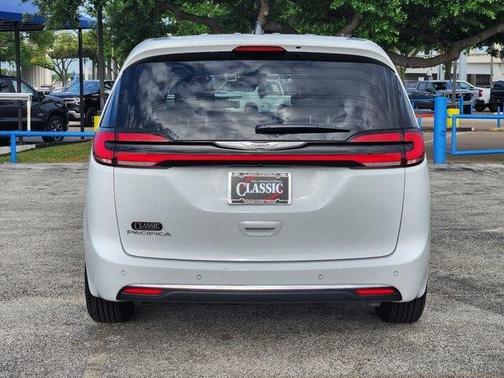 Bright White Clearcoat 2025 Chrysler Pacifica Select