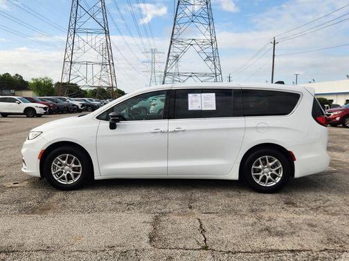 2025 Chrysler Pacifica Select