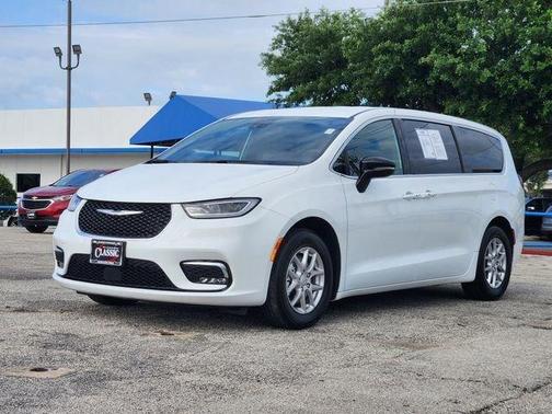 Bright White Clearcoat 2025 Chrysler Pacifica Select