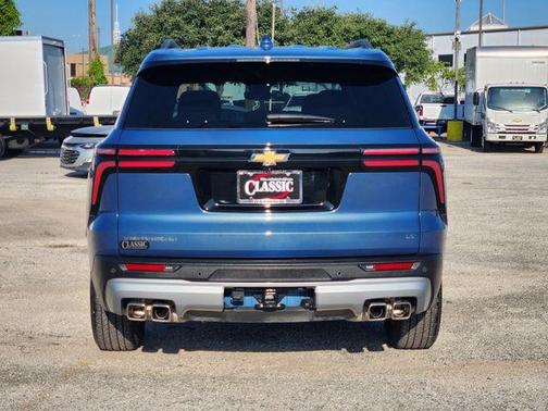 Lakeshore Blue Metallic 2024 Chevrolet Traverse LT