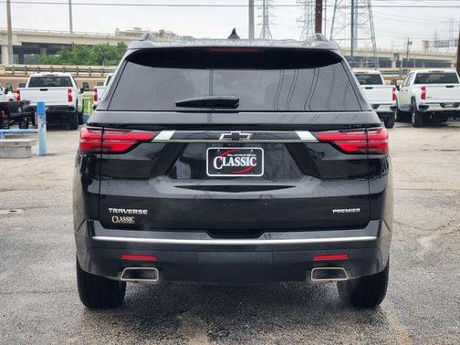 Mosaic Black Metallic 2023 Chevrolet Traverse Premier