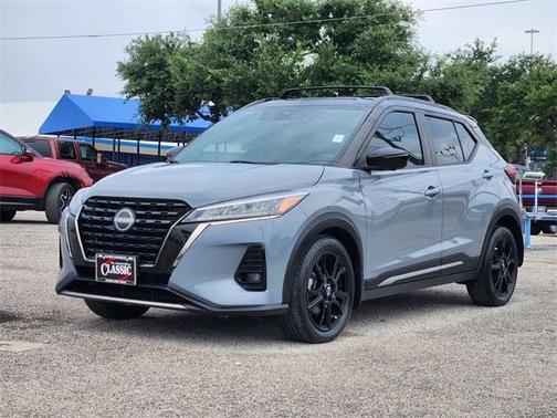 2022 Nissan Kicks SR