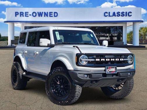 Oxford White 2025 Ford Bronco Outer Banks