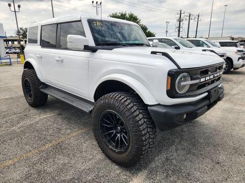 Oxford White 2025 Ford Bronco Outer Banks