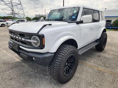 Oxford White 2025 Ford Bronco Outer Banks
