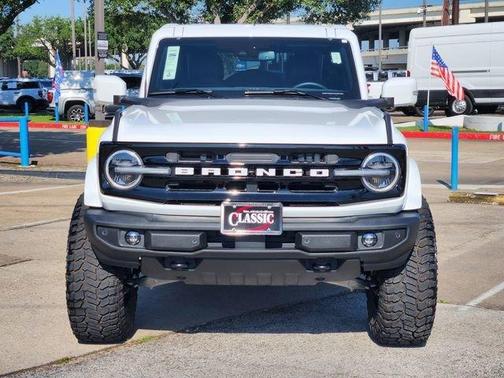 Oxford White 2025 Ford Bronco Outer Banks