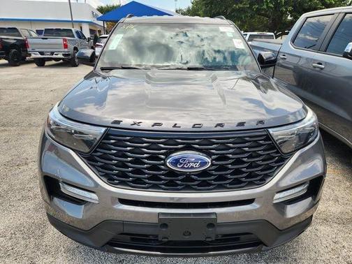 Gray Metallic 2023 Ford Explorer ST-Line