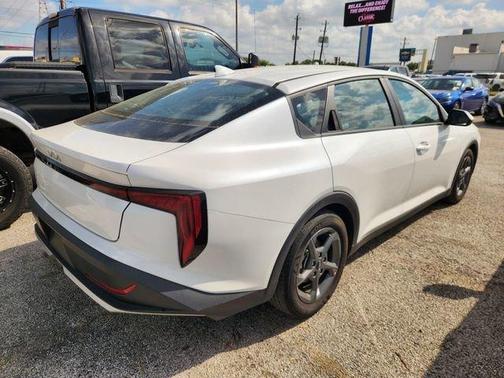 Snow White Pearl 2025 Kia K4