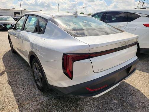 Snow White Pearl 2025 Kia K4