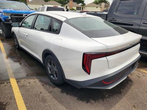 Snow White Pearl 2025 Kia K4